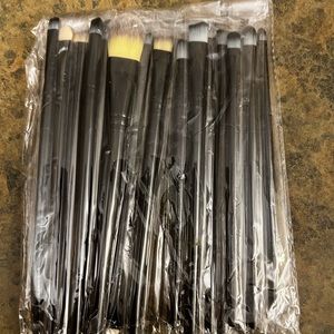 New- 20 makeup brushes !